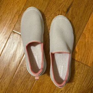 Skechers - cream in excellent condition